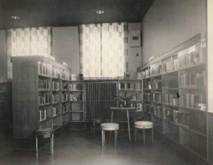 Dresden-Südvorstadt. Stadt- und Bezirksbibliothek Zweigstelle Südvorstadt, Benutzerraum mit Regalen und Sitzecke