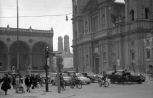 München: Odeonsplatz mit Feldherrnhalle und Theatinerkirche