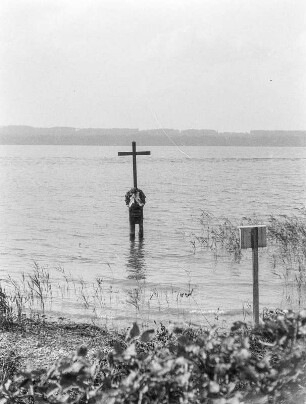 Holzkreuz am Ufer des Starnberger Sees in Berg zum Gedenken an König Ludwig II.