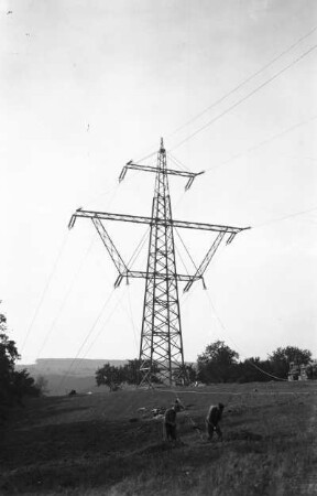 Deutschland. Erste 220/380 kV-Freileitung der Firma Elektroarmaturenwerk JWH Radebeul. 220-kV-Abspannmast
