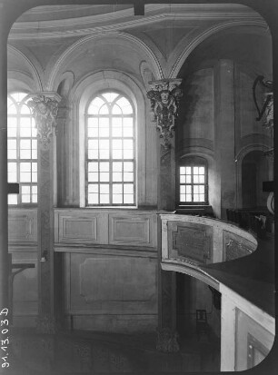 Burkhardswalde-Weesenstein (Müglitztal-Weesenstein). Schloß. Burgkapelle (1738-1741; J. G. Schmidt). Inneres mit Orgelempore