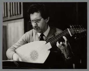 Konrad Ragossnig : Portrait des Gitarristen Konrad Ragossnig bei Schallplattenaufnahmen mit Peter Schreier in der Lukaskirche in Dresden