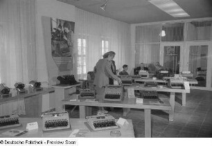 Besucher bei der Vorführung von Schreibmaschinen des VEB Optima Schreibmaschinenwerke Erfurt, Internationale Ausstellung für Buchgewerbe und Graphik (Bugra) 1953