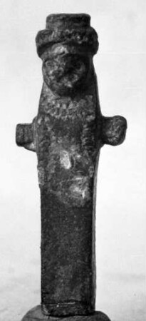Kleine Herme mit bärtigem Kopf (Modius), viereckigem Schaft und zwei viereckigen Ansätzen statt der Arme