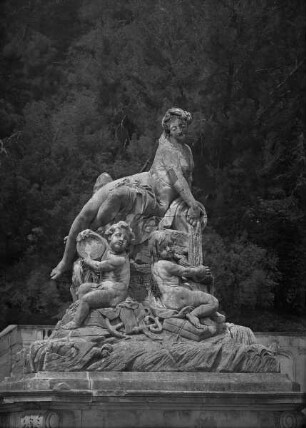 Quellnymphe mit Putti
