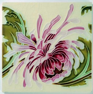 Fliese mit floralem Dekor