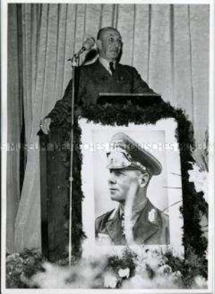 Hans-Jürgen von Arnim spricht auf einem Treffen des ehemaligen Afrikakorps