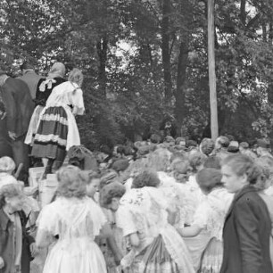 Grundsteinlegung für einen Schule in Briesen. Junge Frauen in festlicher Spreewaldtracht. : Połoženje zakładneho kamjenja za šulu w Brjazynje. Młode žony w Błótowskej swjedźenskej drasće.