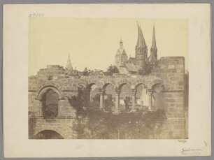 Gelnhausen: Kaiserpfalz, Palas mit Blick auf die Marienkirche