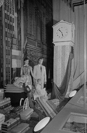 Rumänische Ausstellungshalle, Präsentation von Stoffen und Textilien