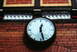 Bahnhofsuhr an der Vorderseite des Gebäudes