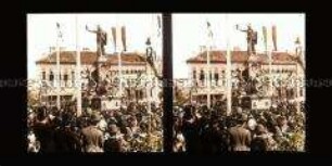 Feierlichkeiten mit Publikum an einem Sieges- bzw. Kriegerdenkma