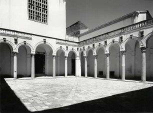 Vorhof der Kathedrale, 11. Jahrhundert mit 24 antiken Säulen in Capua