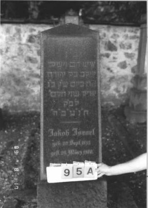 Grabstein 95 (Index: 100105794) Material: polierter Granit auf Granit Zustand: sehr gut Maße HxBxT: 153x51x27 cm Beschreibung: Obelisk auf Sockel Steinmetz: Wagner: Grabstein 95A