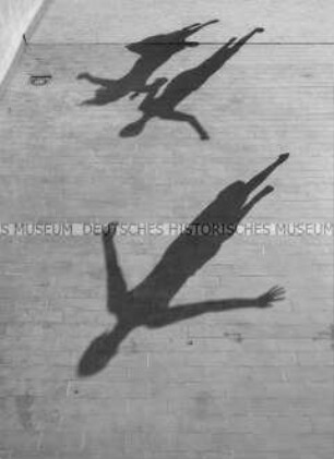 Schatten von springenden Menschen (Prämiertes Foto, Imaging-Special)