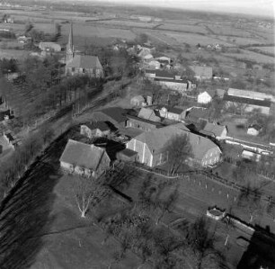Hof von Familie Niemeyer (Hauptstraße 59): Luftbild: im Hintergrund Friedenskirche