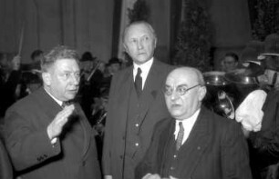 Freiburg: Straßenbahnhalle Urachstraße; Anton Dichtel (Vorsitzender der südbad. CDU), Bundeskanzler Dr. Adenauer und Staatspräsident Wohleb
