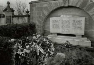 Wandgrabmal der Familie des Textilfabrikanten Frohberg