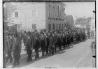 Primizfeier Burth, Krauchenwies; Prozession, im Mittelpunkt Männer mit Zylinder, dahinter Frauengruppe
