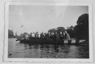 Werksangehörige während eines Bootsausfluges