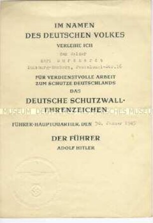 Verleihungsurkunde für das "Deutsche Schutzwall-Ehrenabzeichen" an einen Arbeiter