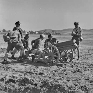 Griechenland. Insel Limnos. Soldaten der Wehrmacht im Einsatz. Kanonengeschütze.