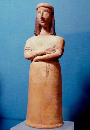 Statuette einer stehenden Göttin oder Frau im Glockenrock : München, Antikensammlung. Statuette einer stehenden Göttin oder Frau im Glockenrock, Terrakotta, 2. Hälfte 7. Jh. v. Chr., von Kreta