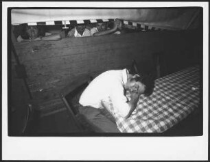 Schlafender Mann in einem Bierzelt, Buxtehude vor der Wahl 1976