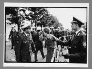 Polizeieinsatz gegen eine Demonstrantin beim Besuch des Schahs