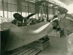 In einer Werft. Das Blatt einer Schiffsschraube wird abgestrahlt