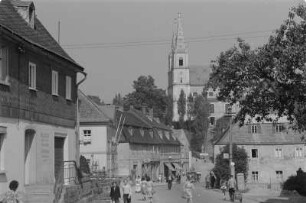 Blick auf die Kirche von Schirgiswalde. : Pohlad na cyrkej Šerachowa.