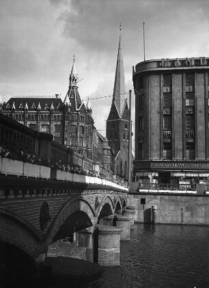 Hamburg-Altstadt. Reesendammbrücke (1843/1844) über die Kleine Alster. Ansicht von Nordwest