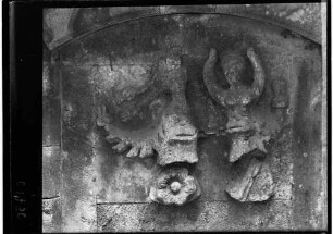 Schloß Eberstein Doppelwappen Eberstein und Vistingen mit Helmzieren (um 1420), Wappen befindet sich ander Brüstungsmauer der Terrasse im Schloßhof