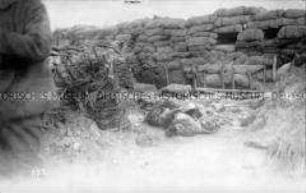 Schützengraben mit gefallenen Soldaten