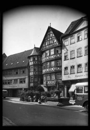 Marktplatz 12 (Konditorei Hahn) mit Brunnen, Vorplatz und Nebengebäuden