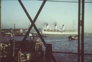 Luxusdampfer "Cap Arcona" : Luxusdampfer "Cap Arcona" (1927; Blohm und Voss) der Hamburg Südamerikanische Dampfschifffahrts-Gesellschaft (HSDG) im Hamburger Hafen
