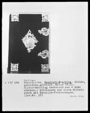 Messbuch, Silberbeschlag bestehend aus vier Eckstücken, 2 Schließen und einem Mittelstück mit Rocailleverzierungen