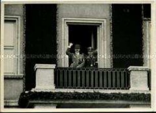 Adolf Hitler auf dem Balkon des "Deutschen Hofs" beim Vorbeimarsch der HJ