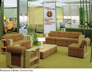 Sitzgruppe : Ausstellungskoje mit Sitzgruppe (1975; Polstermöbelkombinat Oelsa-Rabenau (PMK))