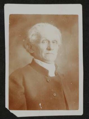 Portrait von Stefan George mit weißen Haaren, blickt von oben in die Kamera