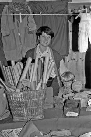 Waldorf-Kindergarten: Herbstbasar: Madeleine Hänsch-Sarau und ihr Sohn Arnfinn verkaufen Kinderkleidung