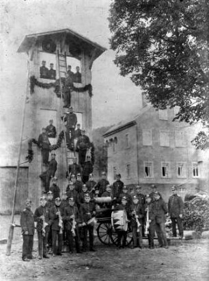 Freiwillige Feuerwehr und Musikzug am Steigerturm beim Gasthof Weigelt