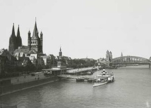 Köln, Rheinpromenade : Köln. Rheinpromenade mit Anlegestellen. Blick nach Nordnordwest gegen Dom, Groß St. Martin und Hohenzollernbrücke