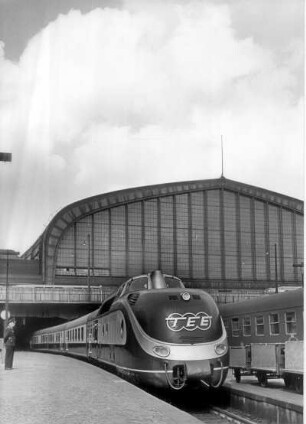 Hamburg Hauptbahnhof. Ein Triebwagen der Baureihe 501 des TEE (Trans Europ Express) sthet zur Abfahrt bereit. Aufgenommen 1958