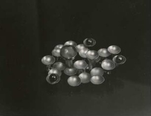 Brosche aus Gold mit Edelopal und schwarzen Orientperlen von Paul G. Hartkopf