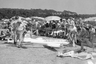 Geschicklichkeitswettbewerb des Modellflugsportvereins Karlsruhe an der Bundesstraße 36 zwischen Neureut und Eggenstein