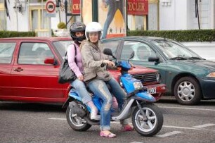 Nizza - Rollerfahrerin : Verkehr auf der Promenade des Anglais in Nizza. 2006