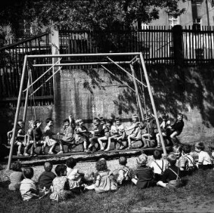 Dresden. Kinder eines Kindergartens auf der Balkenschaukel.