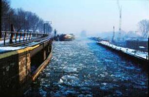 Vereister Schleusenvorhafen Gelsenkirchen/Rhein-Herne-Kanal