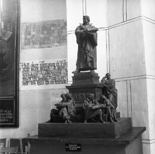 Otto, Paul. Originalmodell des Luther-Denkmals in Berlin. Vor 1895. Ansicht mit Altarweihinschrift (1479). Bernau, Stadtpfarrkirche St. Marien, Chorumgang